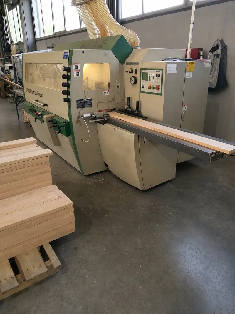 Operator in Pašinac workwear running timber through the moulder line