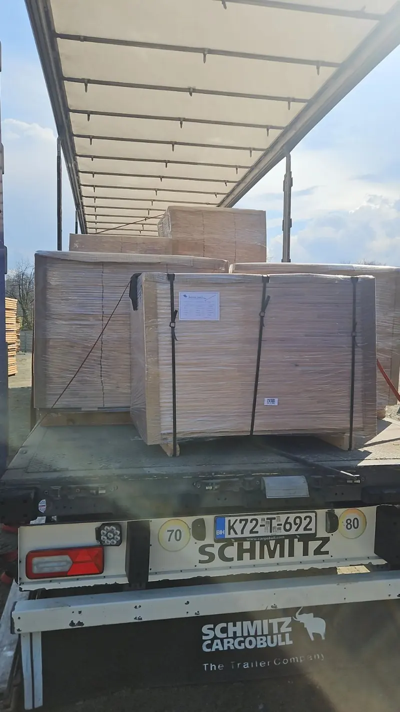Palettierte und etikettierte Plattenpakete auf einem Anhänger zum Versand verladen