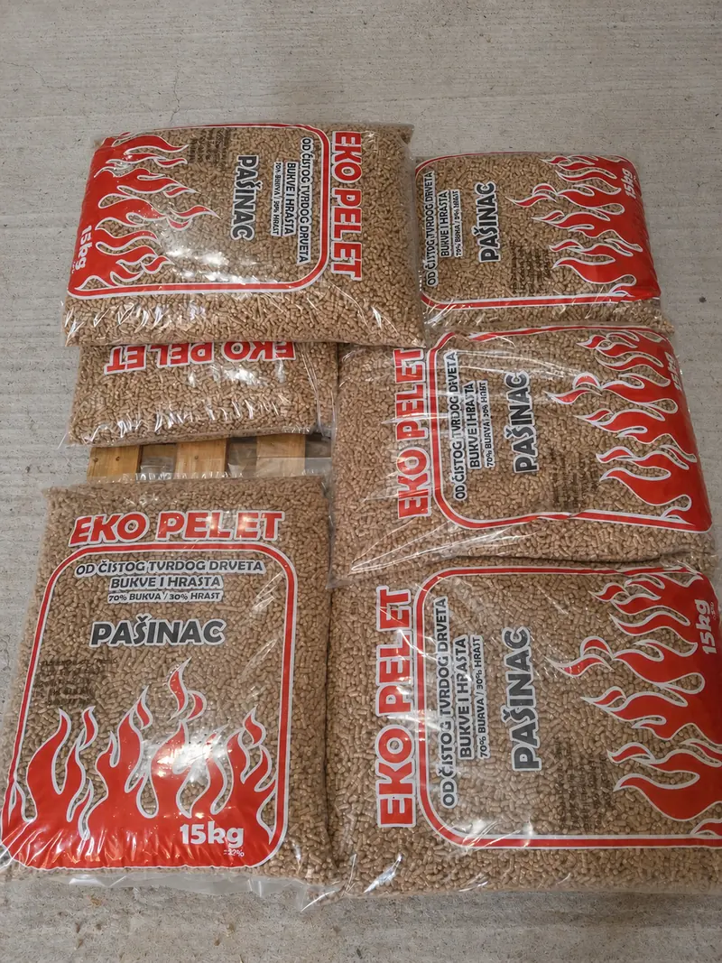 Five 15 kg Eko Pelet bags of Pašinac beech and oak wood pellets laid out on the floor