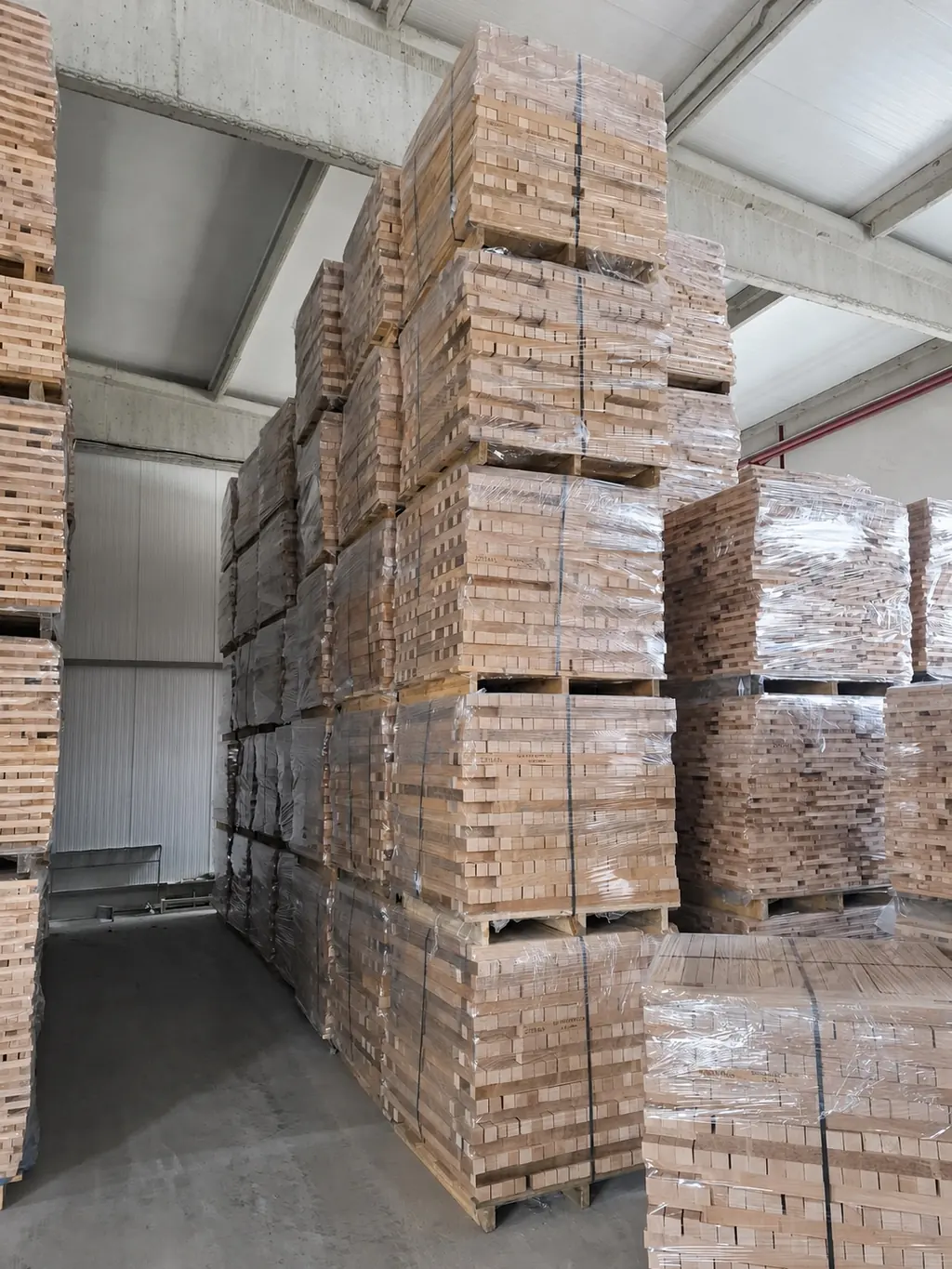 Skladište s paletizovanim i zamotanim latofleks elementima spremnim za otpremu