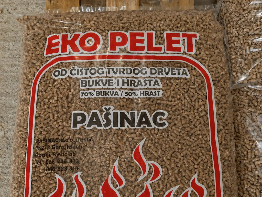 Close-up of a 15 kg Pašinac Eko Pelet bag of 6 mm beech and oak wood pellets